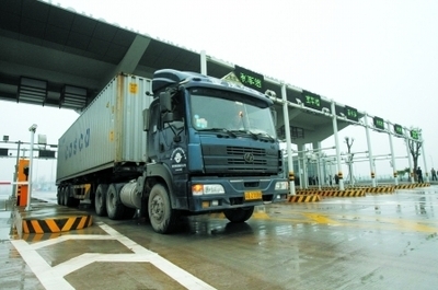 1501755392597156.jpg 重庆口岸实行7×24小时通关,市民10多秒就能自助通关,海淘商品即到即检即放0